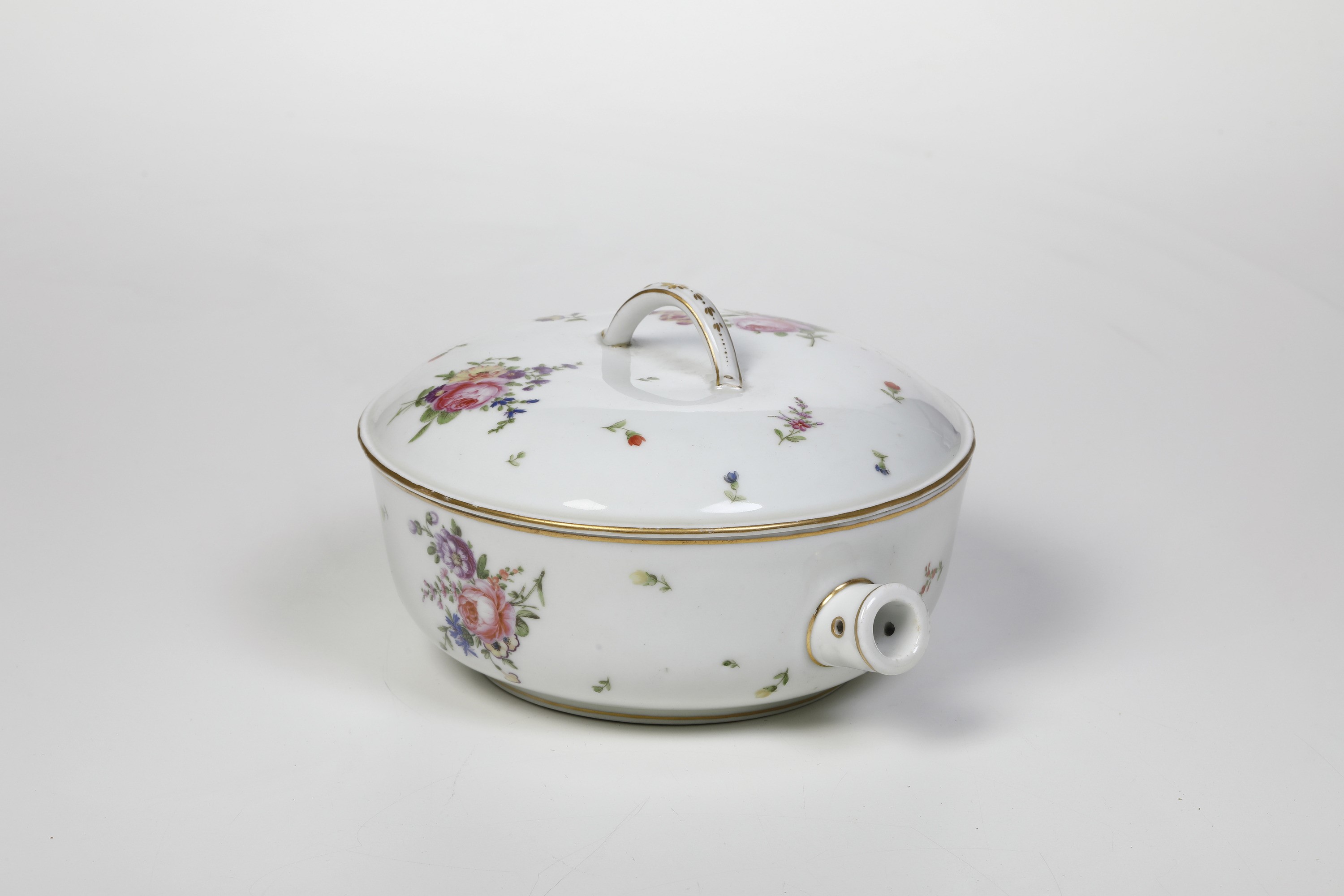Manufacture Royale de Monseigneur le Dauphin (Francia, Lille), Casseruola in porcellana policroma...