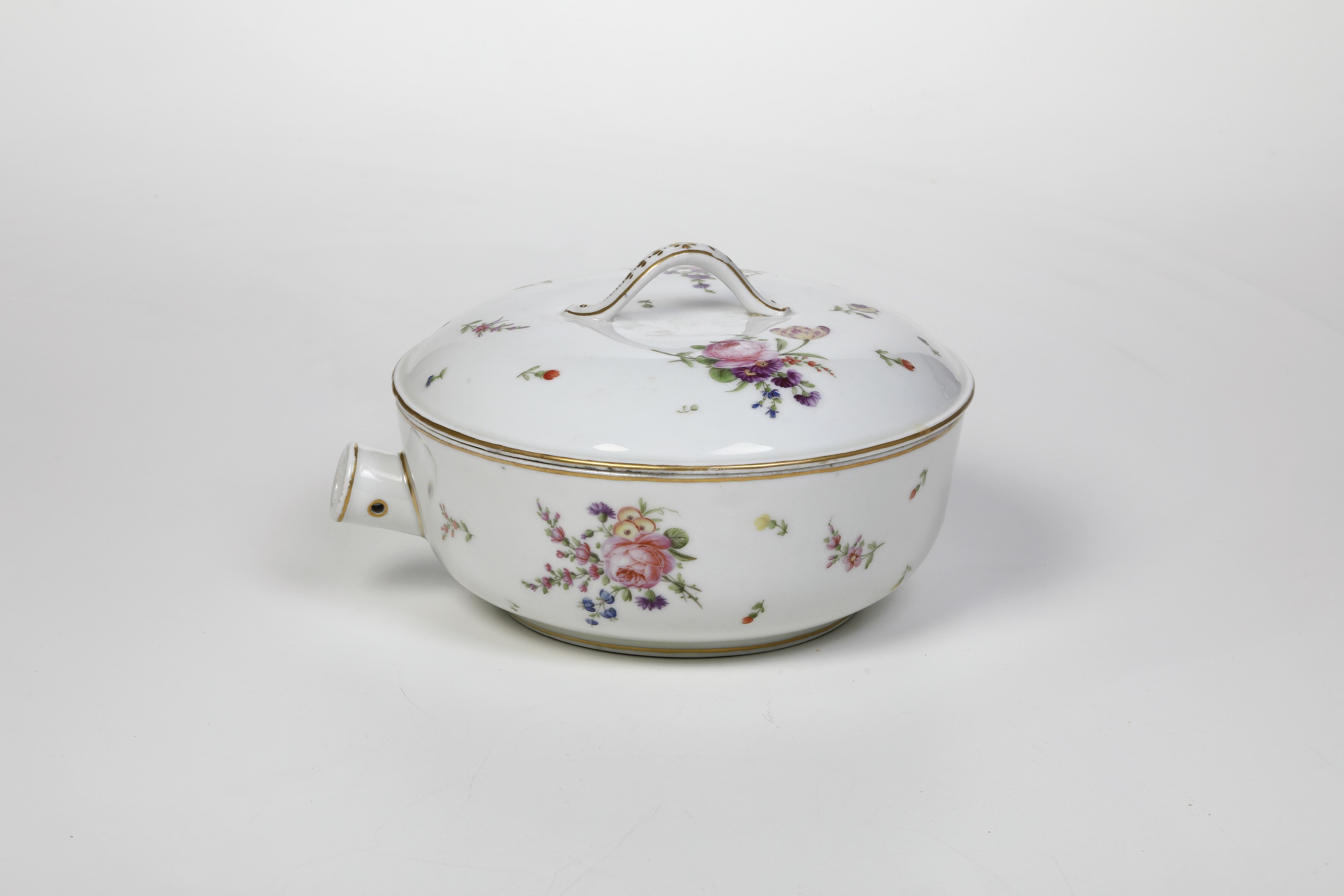Manufacture Royale de Monseigneur le Dauphin (Francia, Lille), Casseruola in porcellana policroma...
