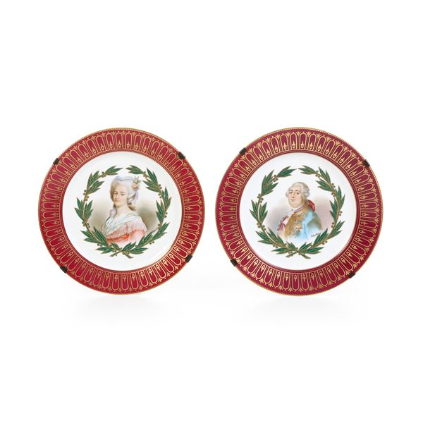 Coppia di piatti raffiguranti Luigi XVI e Maria Antonietta. Francia, XX secolo