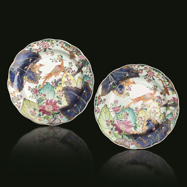 Coppia di piatti in porcellana policroma a decoro foglia di tabacco con dettagli dorati raffigurante scena paesaggistica e  coppia di fagiani tra le foglie, Cina, Dinastia Qing, epoca Qianlong (1736-1795)