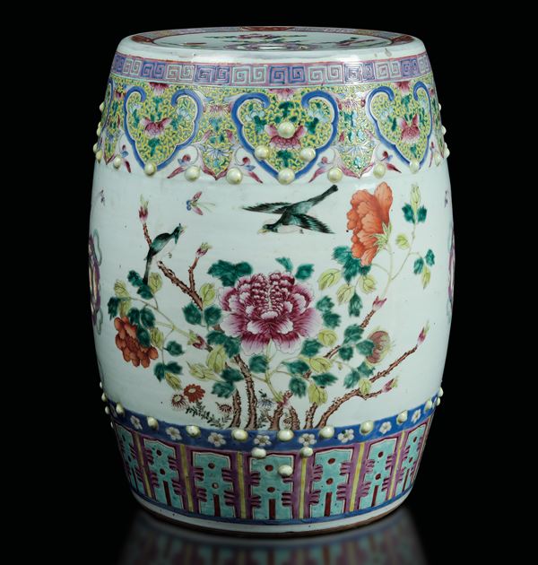 Sedile da giardino in porcellana Famiglia Rosa raffigurante scena paesaggistica e decori a rilievo, Cina, Dinastia Qing, XIX secolo