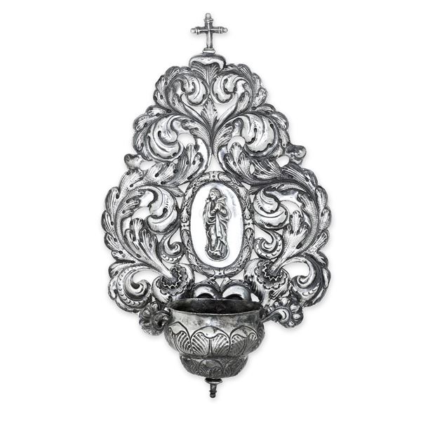 Italia (Toscana?) XVIII secolo. Apparentemente priva di punzonatura Acquasantiera con raffigurazione della Madonna Assunta