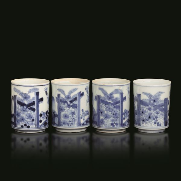 Lotto composto da quattro tazzine in porcellana bianca e blu con motivi floreali, Giappone, periodo Meiji (1868-1912)
