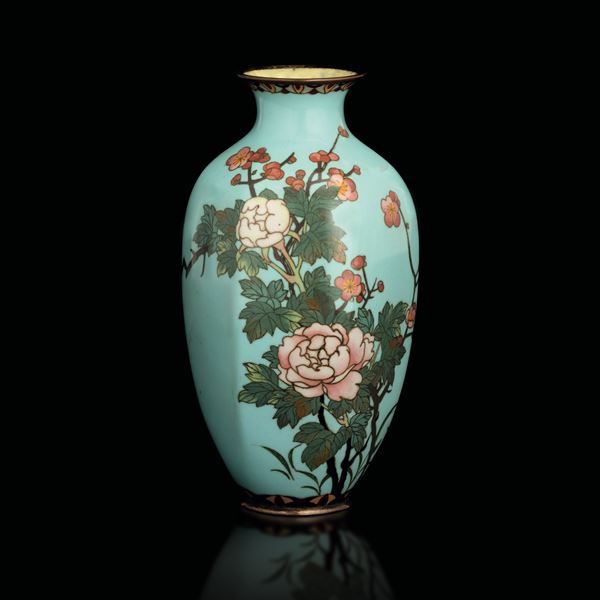 Vaso a smalti policromi cloisonné a fondo turchese con motivi floreali, Giappone, XX secolo
