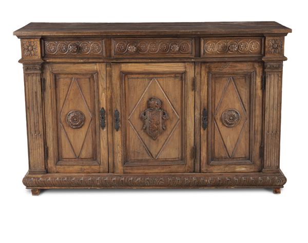 Credenza in legno intagliato. XIX-XX secolo