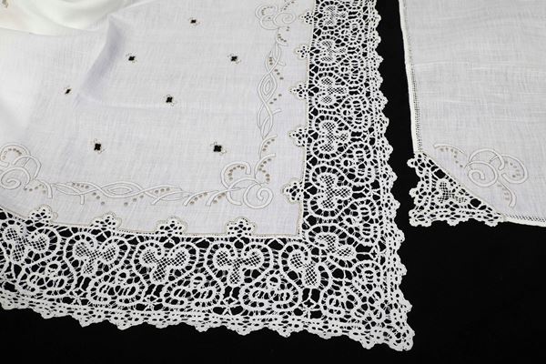 Tovaglia con otto tovaglioli.