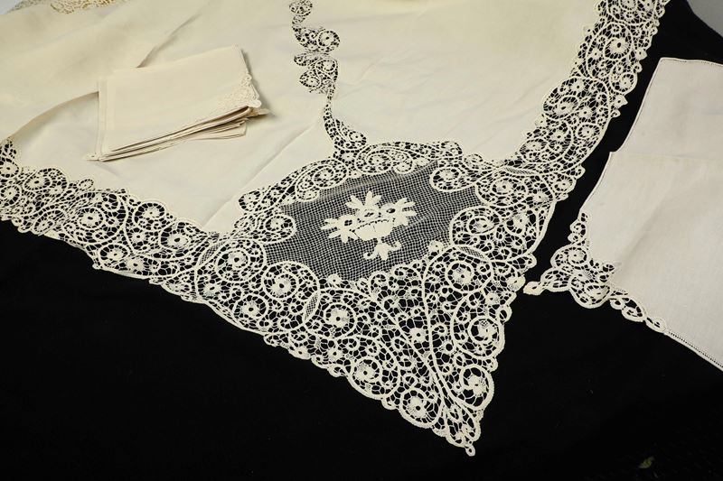 Tovaglia con otto tovaglioli.  - Asta Arredi per la Tavola - Cambi Casa d'Aste