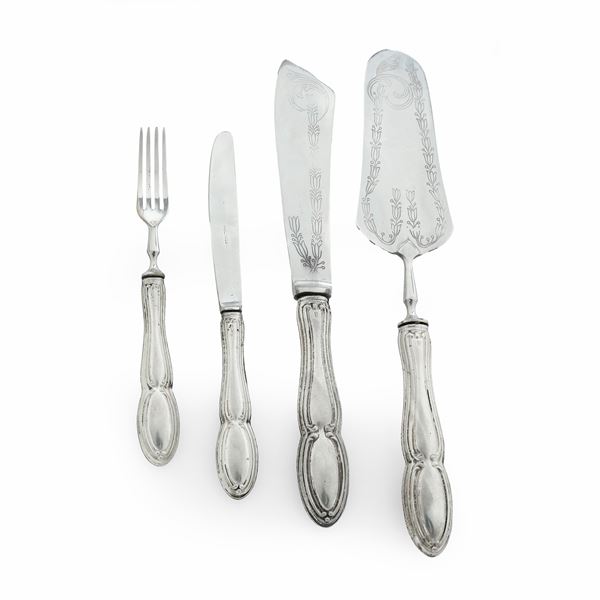 Lotto comporto da 6 forchette da dolce, 6 coltelli da dolce, una paletta e un coltello. Argenteria italiana del XX secolo