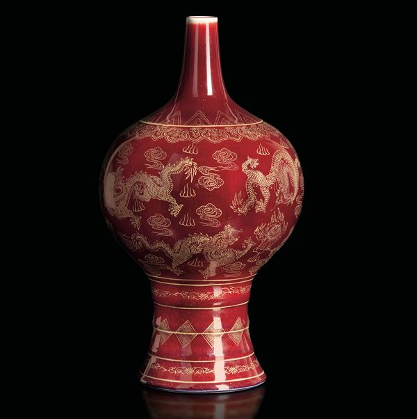 Vaso in porcellana Sangue di Bue con ricca decorazione in oro brunito raffigurante draghi, Cina, Dinastia Qing, XX secolo