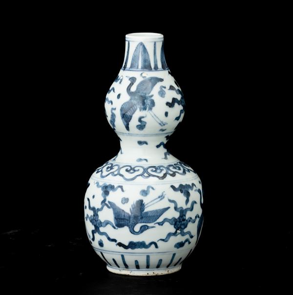 Vaso a doppia zucca in porcellana bianca e blu a decoro naturalistico, Cina, Dinastia Qing, XIX secolo