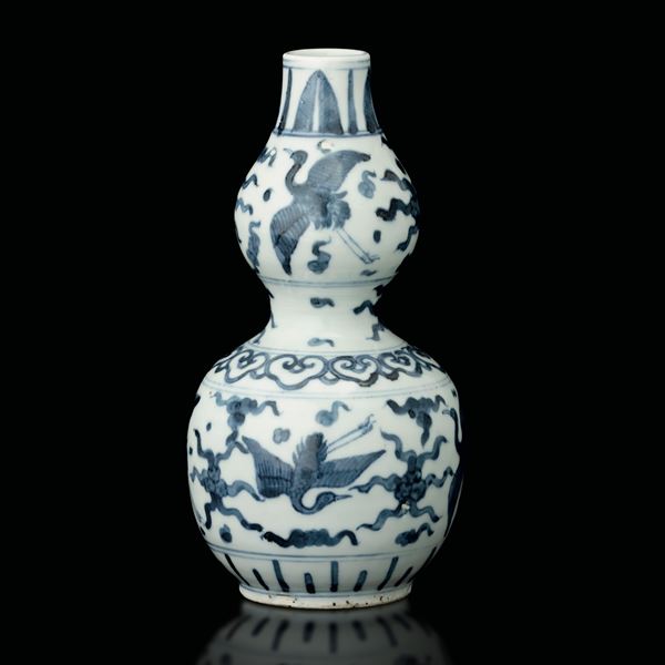 Vaso a doppia zucca in porcellana bianca e blu a decoro naturalistico, Cina, Dinastia Qing, XIX secolo