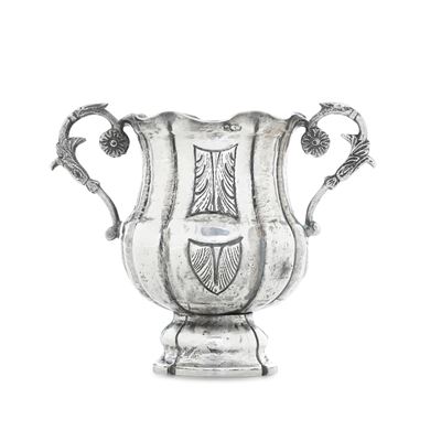 Argenteria napoletana del XX secolo, Vaso biansato in argento fuso e sagomato