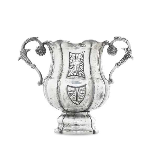 Vaso biansato. Argenteria napoletana del XX secolo