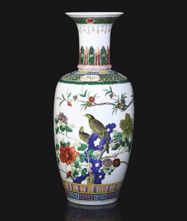 Vaso in porcellana Famiglia Rosa raffigurante scena paesaggistica con uccelli e motivi floreali, Dinastia Qing, XIX secolo