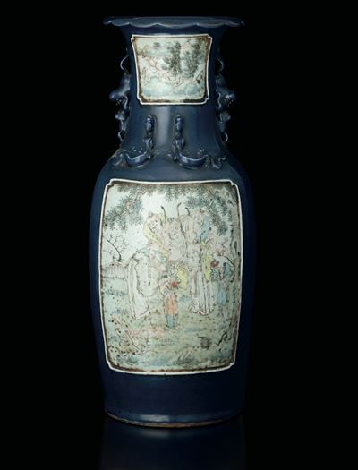 Vaso in Porcellana Qian Jiang a Fondo Blu con Figure di Saggi Entro Riserve e Figure di Draghetti...