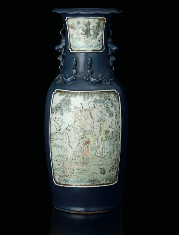 Vaso in porcellana Qian Jiang a fondo blu con figure di saggi entro riserve e figure di draghetti a rilievo, Cina, Dinastia Qing, XIX secolo
