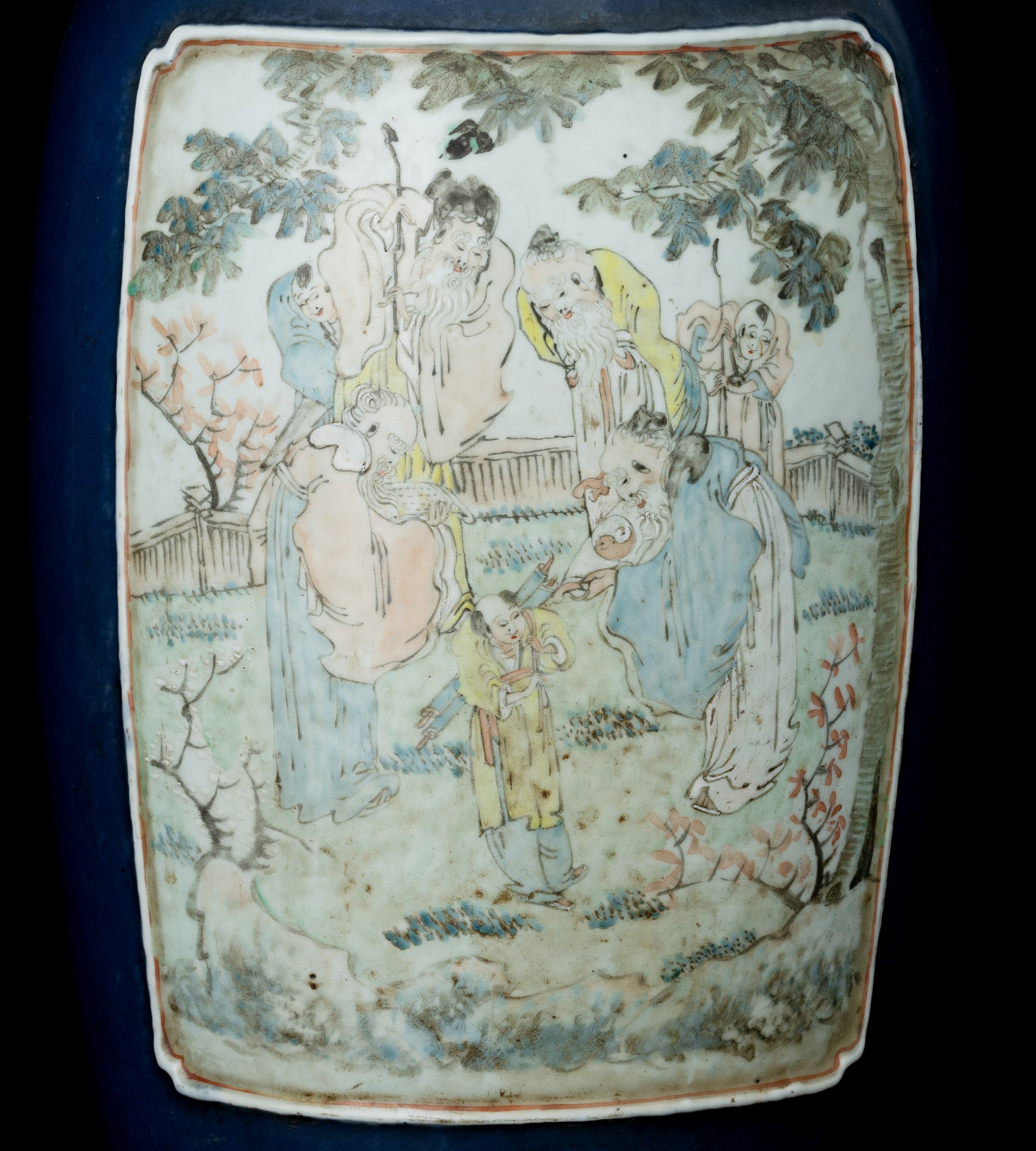 Vaso in Porcellana Qian Jiang a Fondo Blu con Figure di Saggi Entro Riserve e Figure di Draghetti...