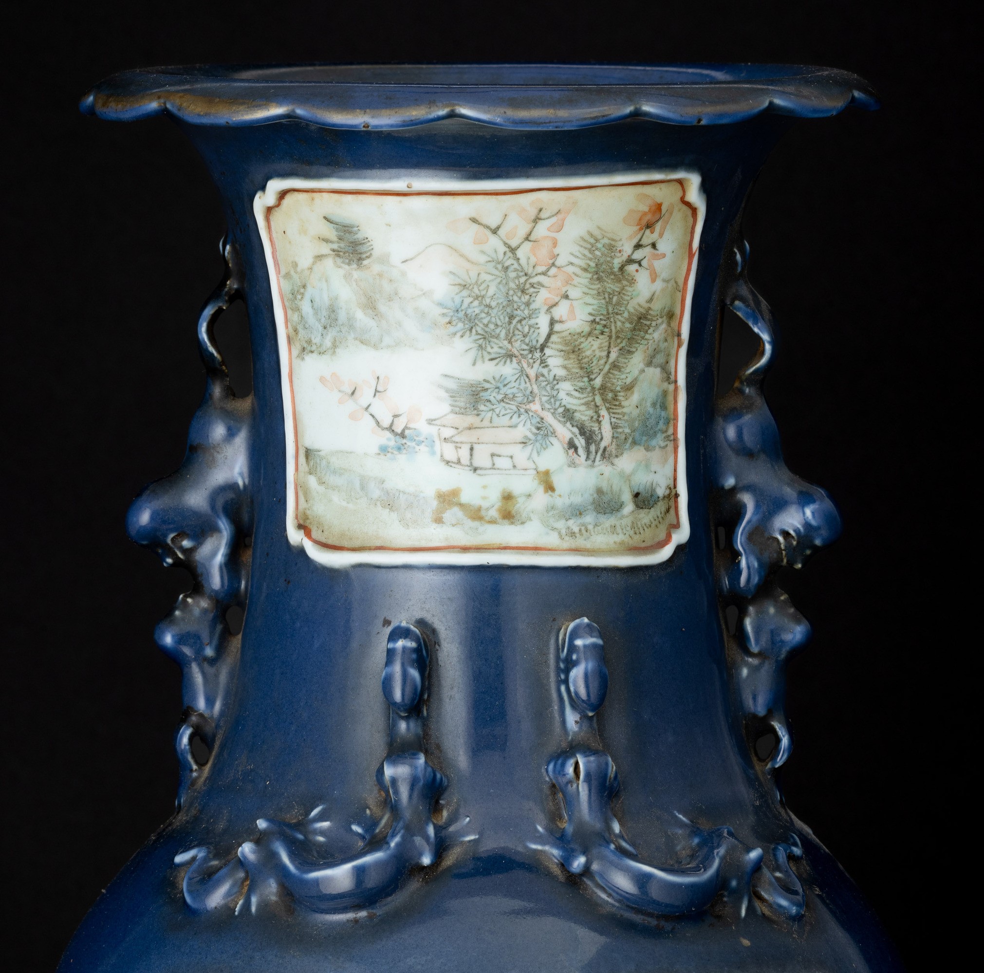 Vaso in Porcellana Qian Jiang a Fondo Blu con Figure di Saggi Entro Riserve e Figure di Draghetti...