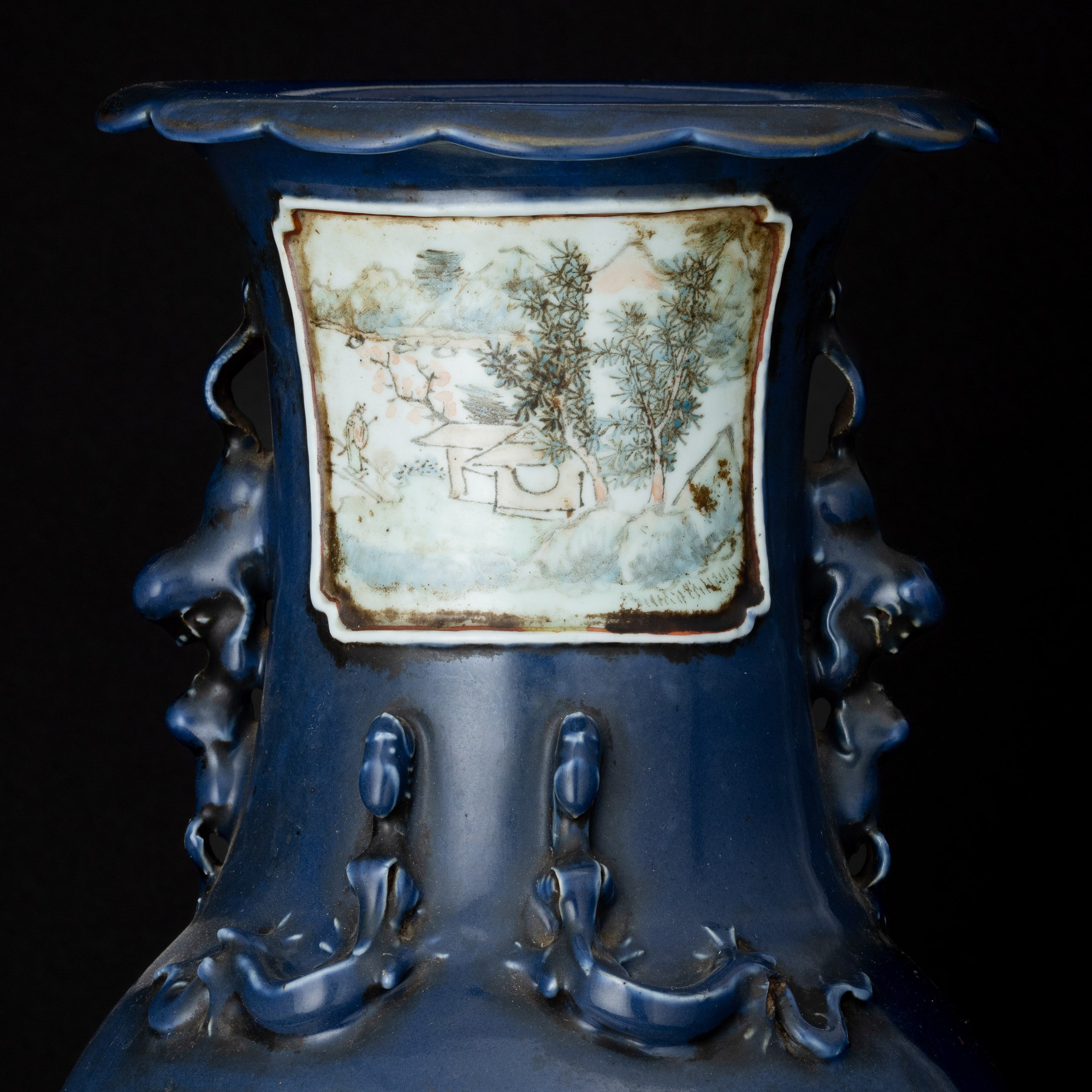 Vaso in Porcellana Qian Jiang a Fondo Blu con Figure di Saggi Entro Riserve e Figure di Draghetti...