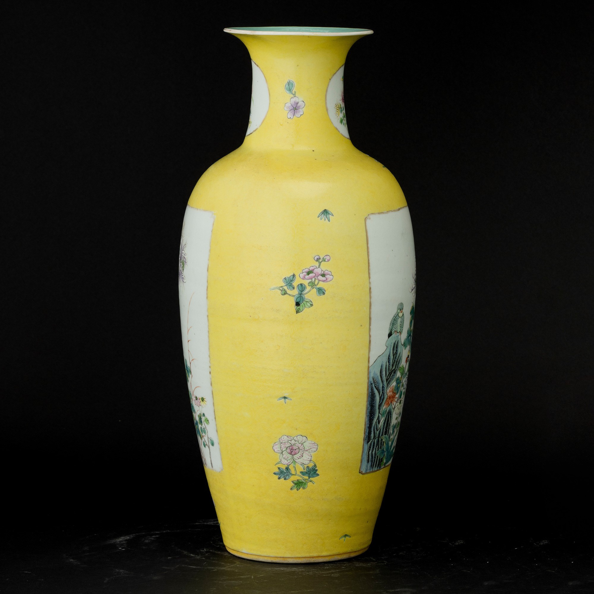 Vaso in Porcellana a Fondo Giallo con Scene Vegetali Entro Riserve, Cina, Repubblica