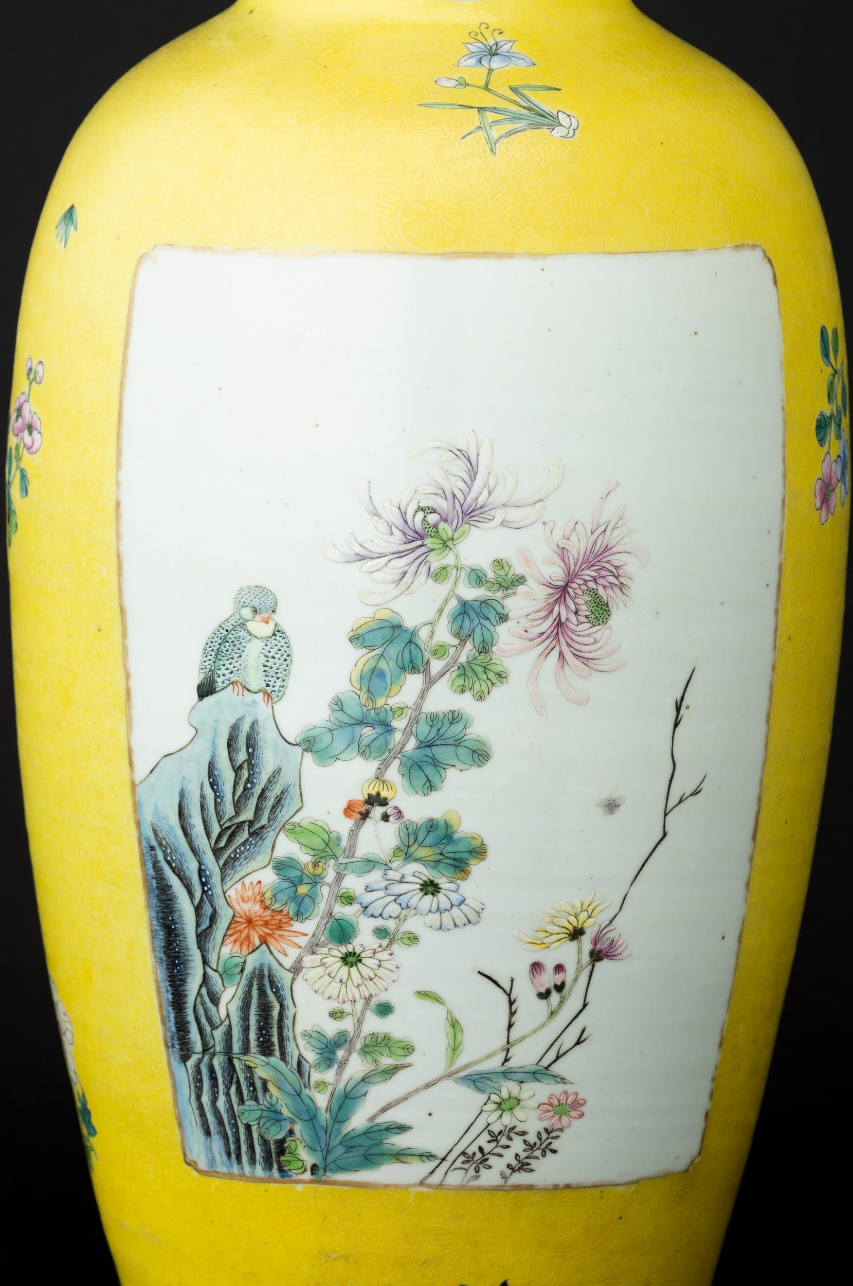 Vaso in Porcellana a Fondo Giallo con Scene Vegetali Entro Riserve, Cina, Repubblica