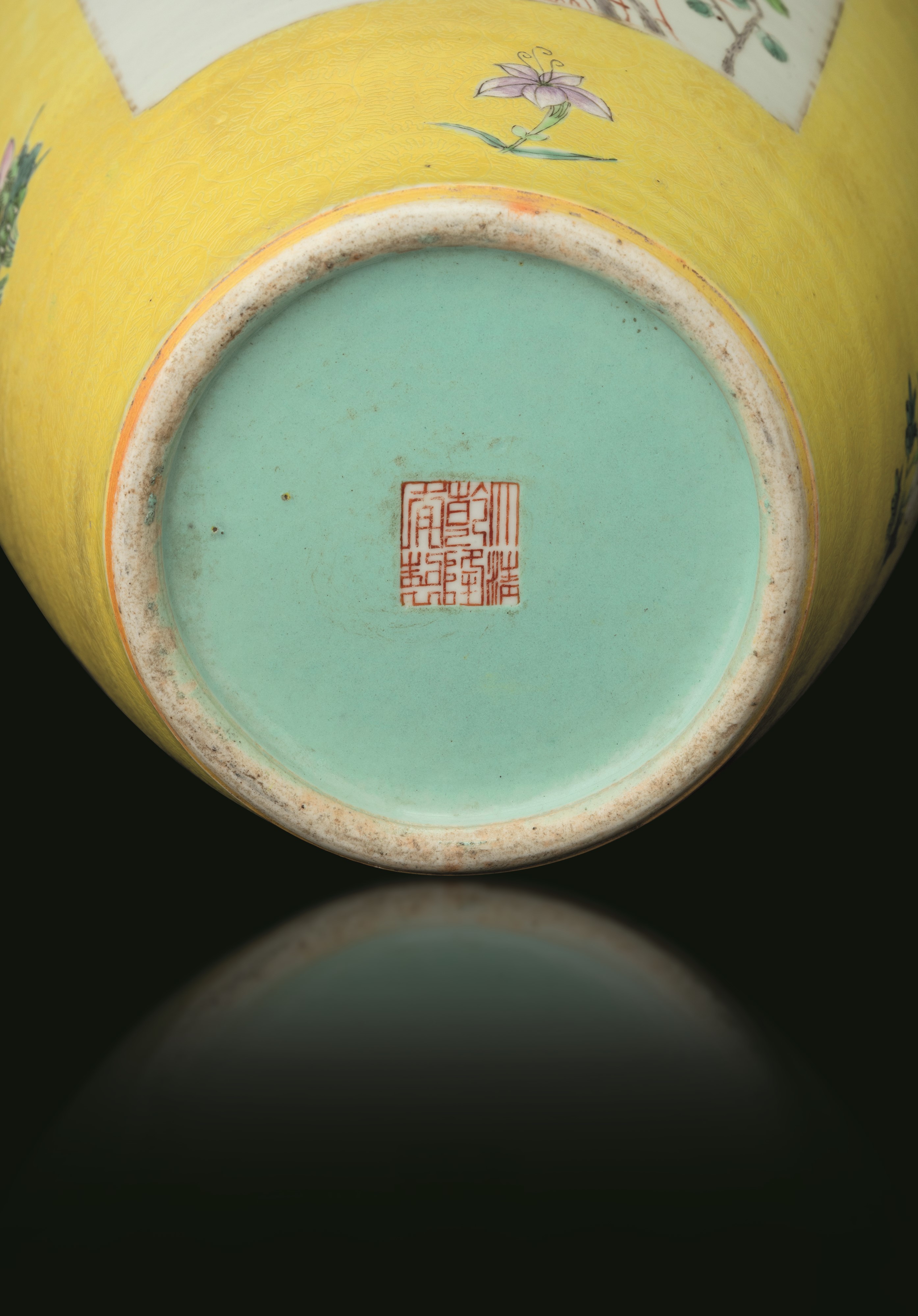 Vaso in Porcellana a Fondo Giallo con Scene Vegetali Entro Riserve, Cina, Repubblica