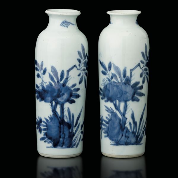 Coppia di vasi in porcellana bianca e blu con motivi vegetali, Cina, Dinastia Qing, XIX secolo