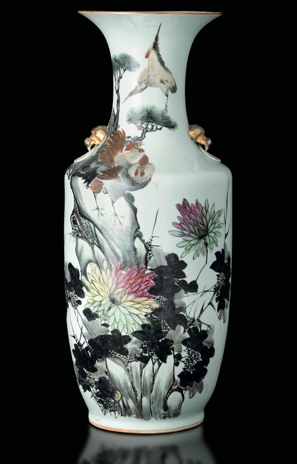 Vaso in porcellana raffigurante galli con anse a guisa di testa di Cane di Pho, Cina, XX secolo