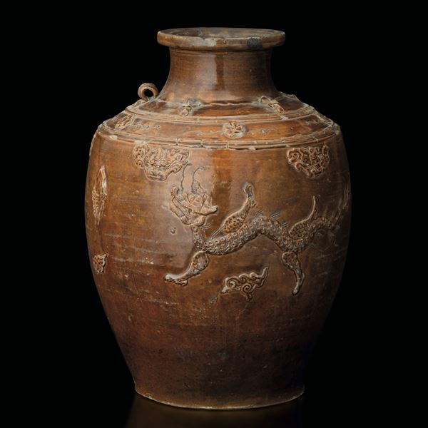 Vaso in grès marrone raffigurante scena paesaggistica a rilievo, Cina, XIX secolo
