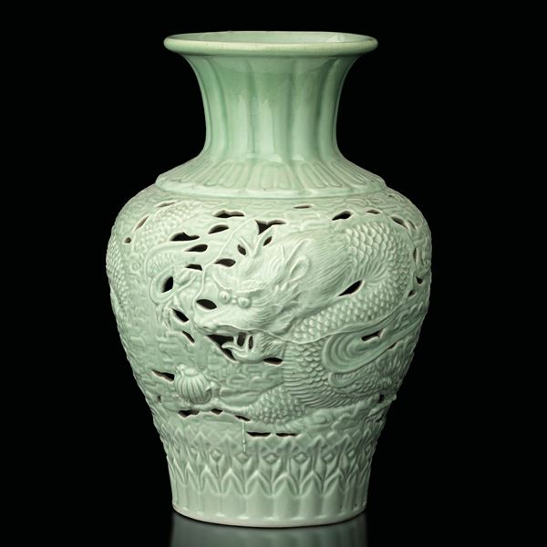 Vaso doppia parete in porcellana Celadon traforato, Corea, XIX secolo