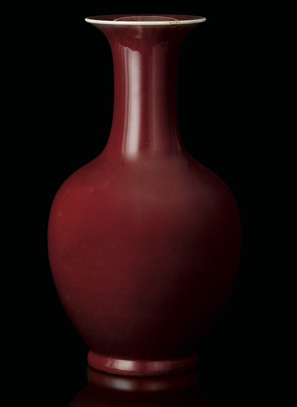 Vaso in porcellana Sangue di Bue, Cina, Dinastia Qing, XIX secolo