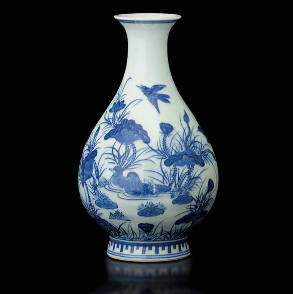 Vaso in porcellana bianca e blu raffigurante scena paesaggistica, Cina, XX secolo