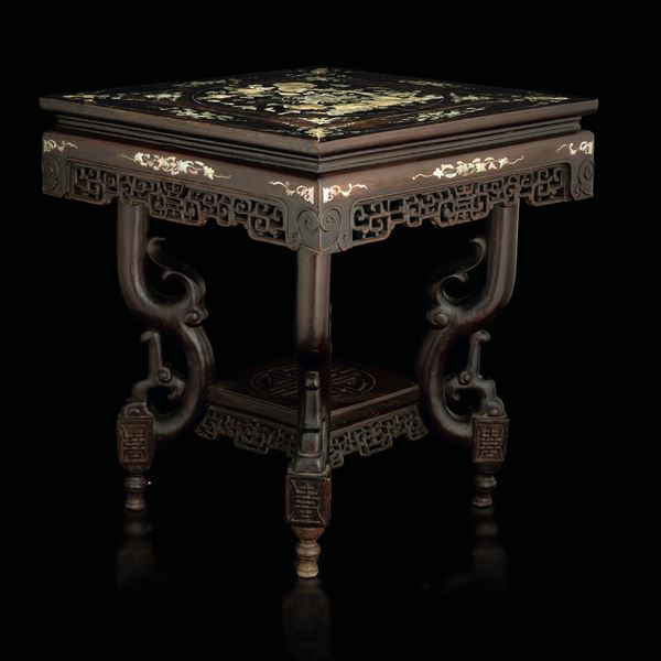 Tavolo in legno intagliato con inserti di madreperla con motivi floreali, Cina, Dinastia Qing, XIX secolo