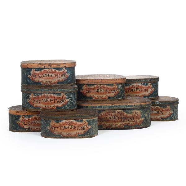 Serie di otto contenitori in legno policromo da farmacia 