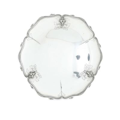 Vassoio centrotavola, argento fuso e sagomato (argenteria italiana, XX secolo)