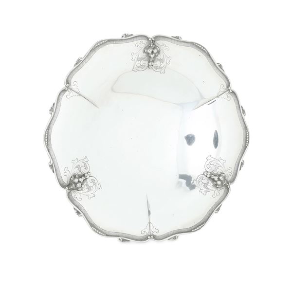 Vassoio centrotavola. Argenteria italiana del XX secolo