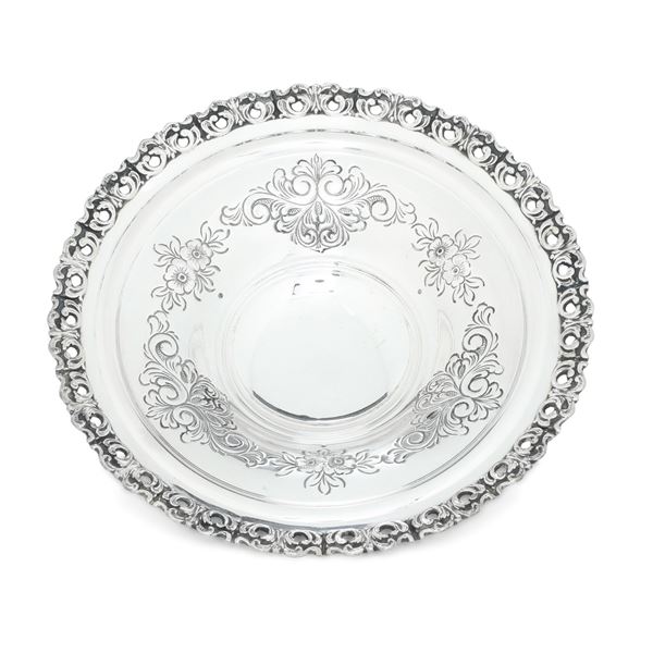 Vassoio centrotavola. Argenteria siciliana del XX secolo, argentiere Siddiolo Giacomo, Palermo	