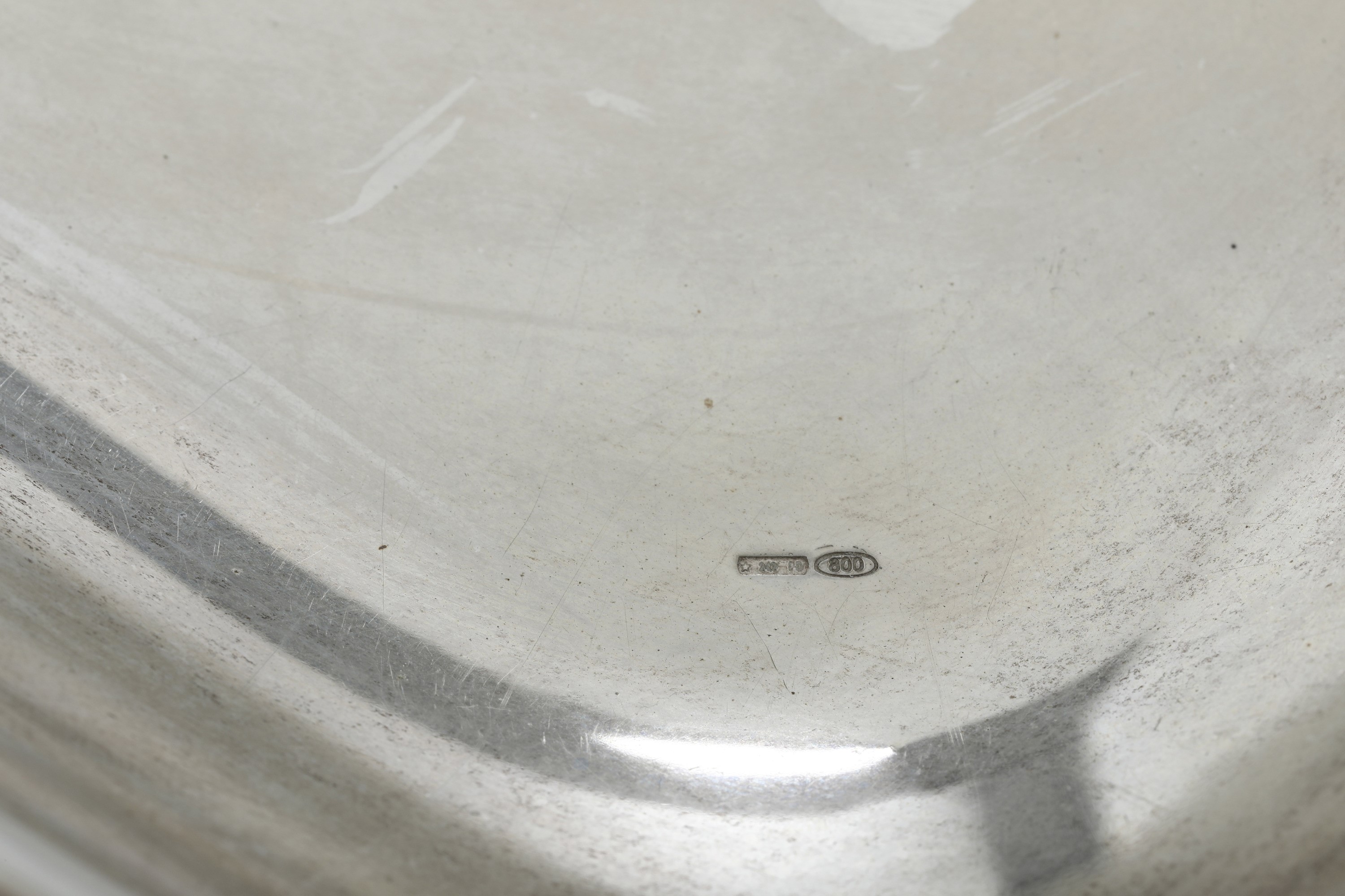 Argenteria italiana del XX secolo, Vassoio e vassoio portapane in argento fuso e sagomato
