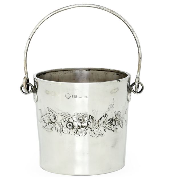 Secchiello portaghiaccio. Argenteria artistica fiorentina del XX-XXI secolo, argentiere Brandimarte. altezza con manico cm 19,5