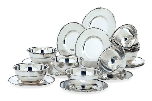 Dodici ciotole con piattini. Argenteria italiana del XX secolo. Argentiere Cesa, Alessandria 