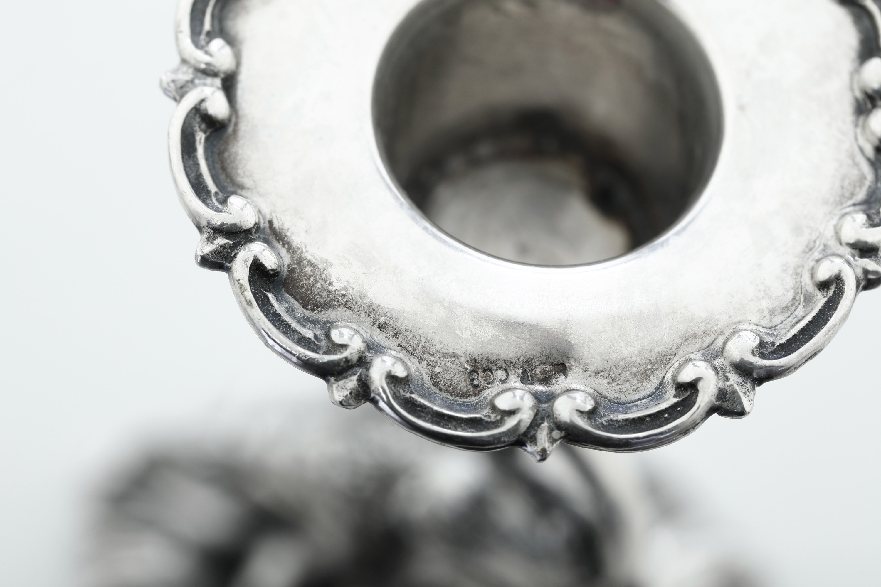 Argenteria italiana, Due portacandele in argento fuso e sagomato (prima metà del XX secolo)