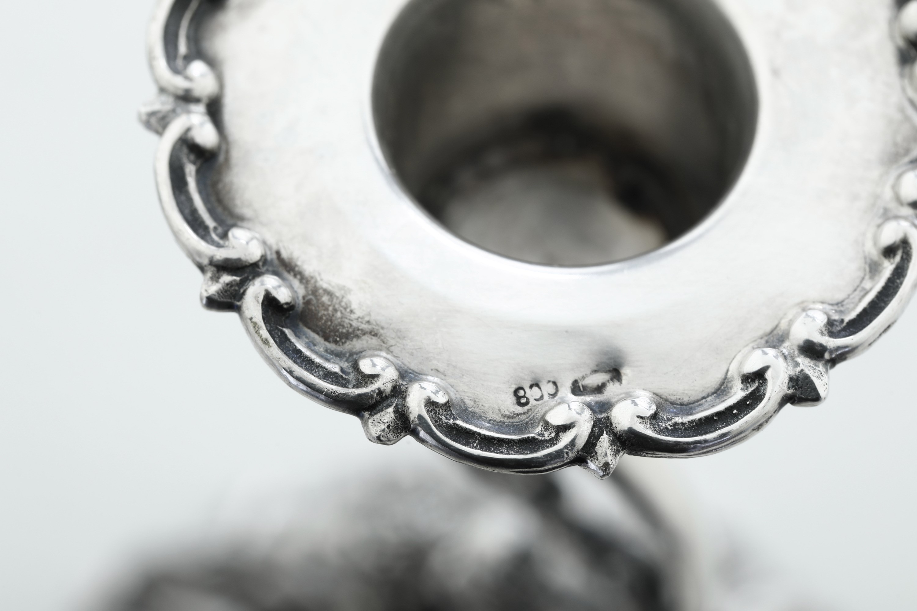 Argenteria italiana, Due portacandele in argento fuso e sagomato (prima metà del XX secolo)