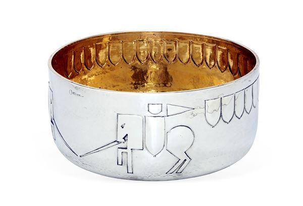 Ciotola. Decori con figure di cavalieri. Argenteria artistica fiorentina del XX-XXI secolo, argentiere Brandimarte.