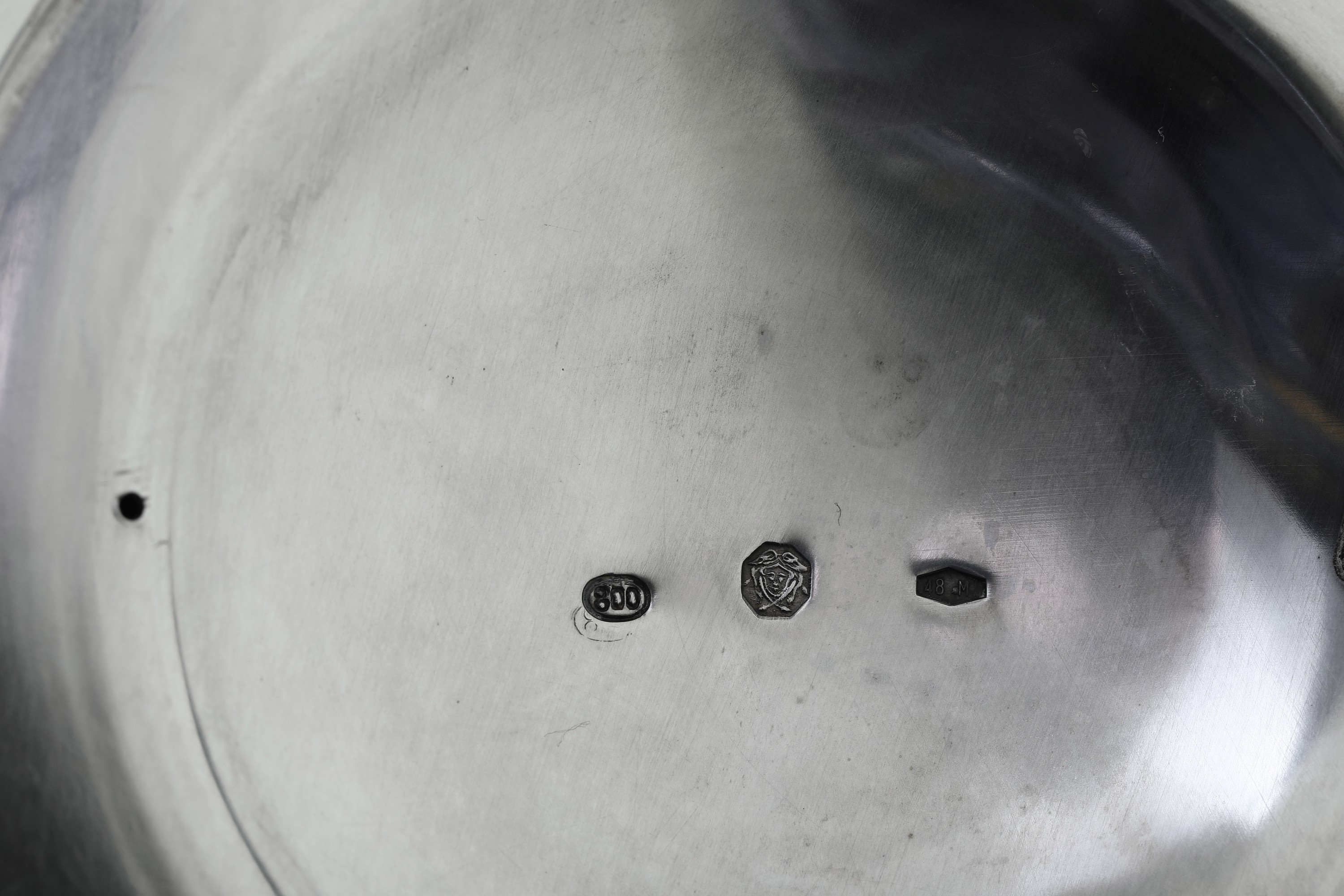 Fassi Arno, Versatoio in argento fuso e sagomato (argenteria milanese del XX secolo)
