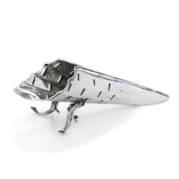 Centrotavola a forma di cornucopia marina. Argenteria milanese del XX secolo