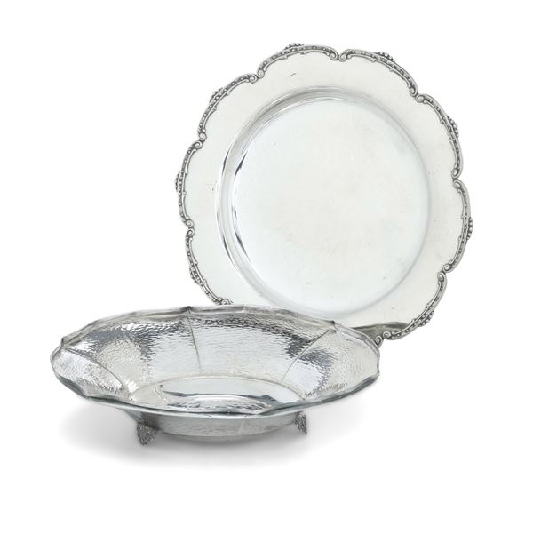 Lotto di un centrotavola e di un vassoio. Differenti manifatture italiane del XX secolo