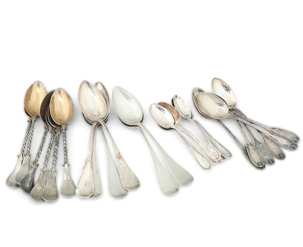 Lotto di cinque cucchiaini con manico tortile, sei cucchiaini con decoro di gusto impero, sei cucchiaini con bordo liscio e sei cucchiaini con doppio bordo, Italia, XX secolo