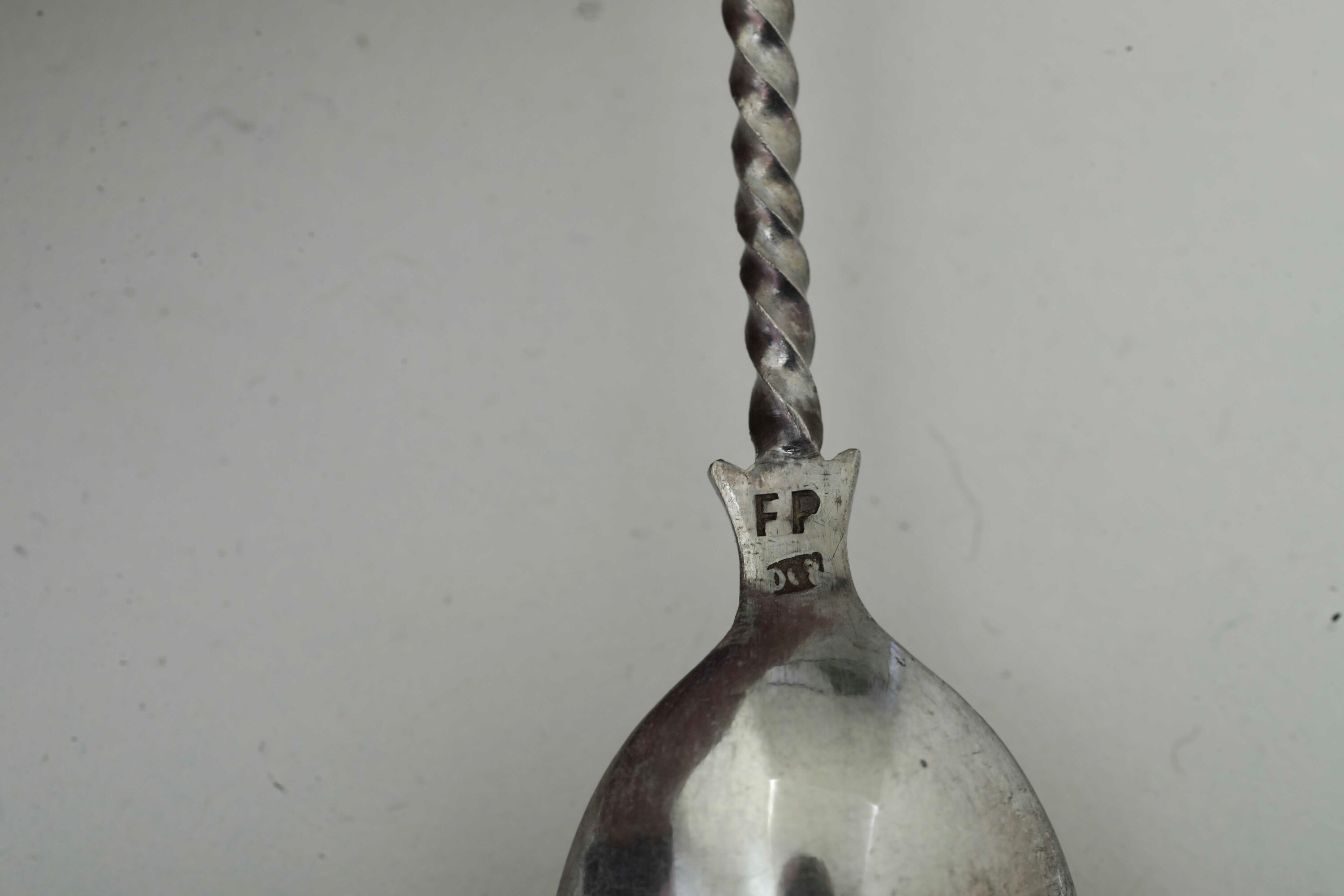 Cucchiaini da tavola, argento fuso sagomato, Italia, XX secolo (lotto di cinque e tre serie)