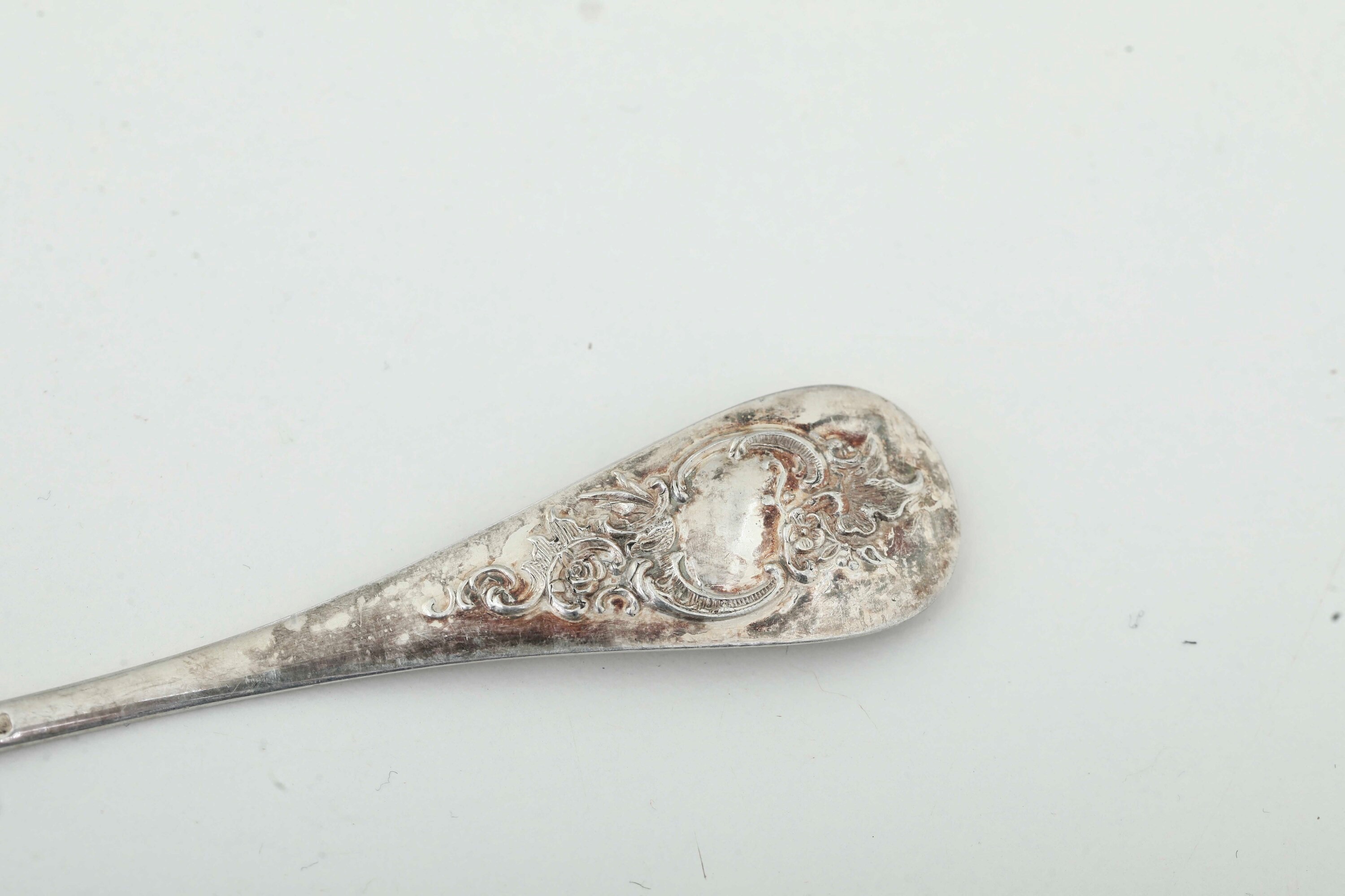 Cucchiaini da tavola, argento fuso sagomato, Italia, XX secolo (lotto di cinque e tre serie)