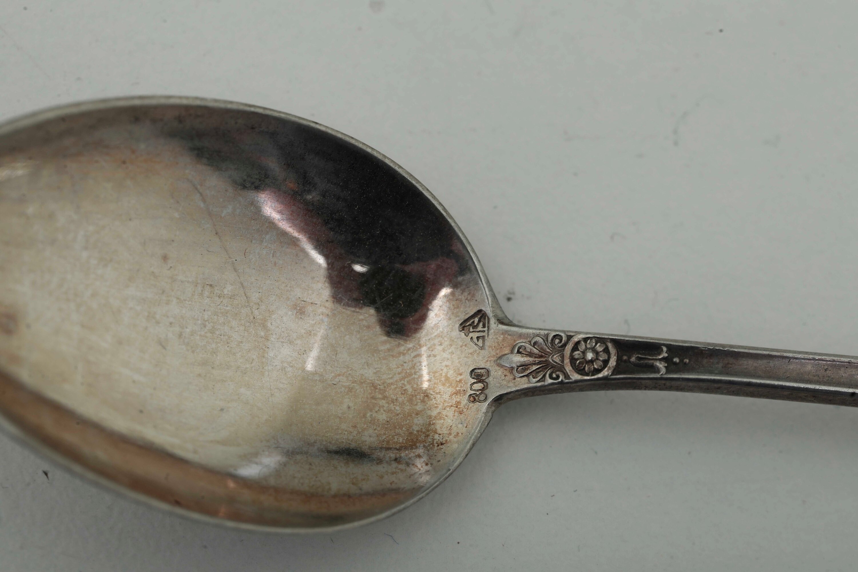 Cucchiaini da tavola, argento fuso sagomato, Italia, XX secolo (lotto di cinque e tre serie)